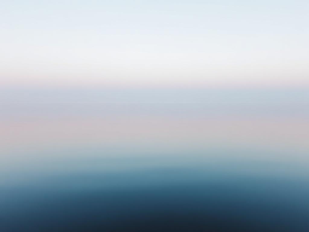 Blank sø i dæmpet morgenlys